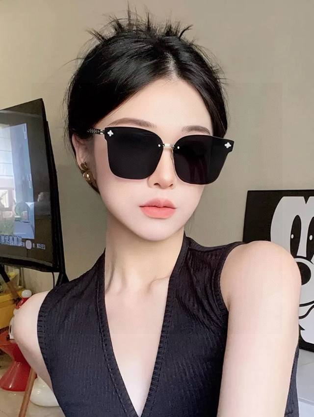 Lv large-frame sunglasses. Classic square frame design, suitable for all face sh