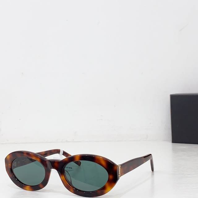 Saint Lauren* Model: Slm136 Size: 52 ports 22-140