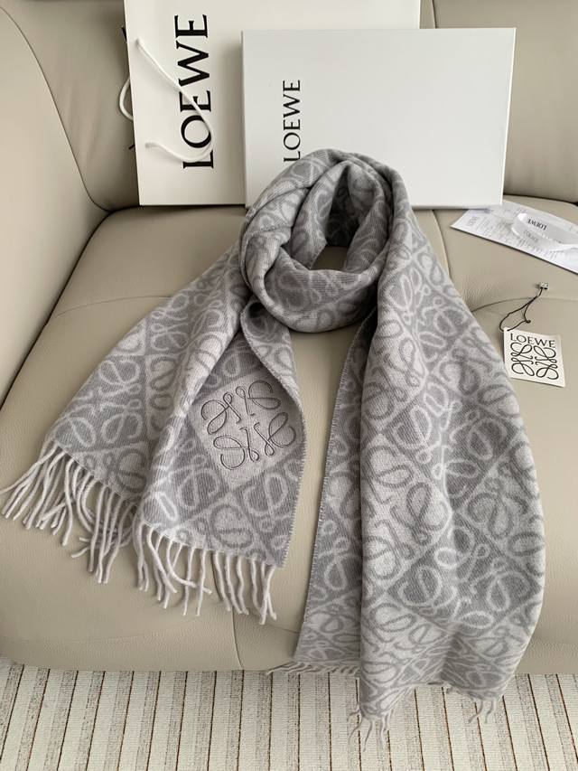 Absolutely amazing! Loewe's new scarf is so hot! New fall/winter scarf! The upd