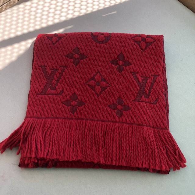 Louis Vuitton autumn and winter wool scarf, the same style worn by Tang Yan. Thi