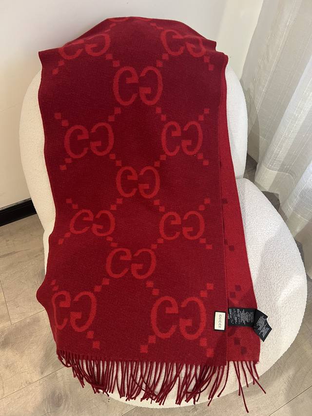 Gucci's "Birthday Red" scarf belongs to you A rare red color of faith, Everyone