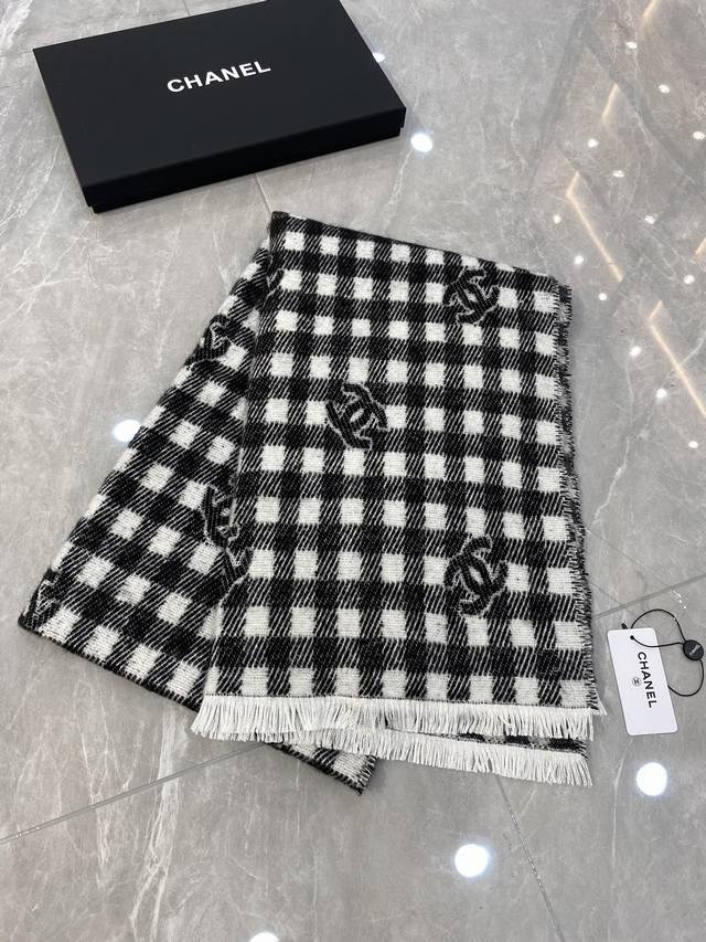 Logo plaid scarf gray and white Size: 190X60Cm 56% cashmere 34% wool 10% silk Hu