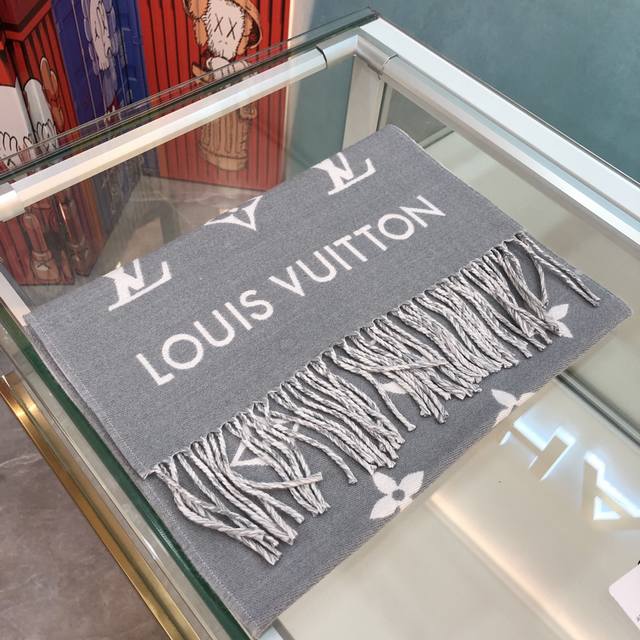 Lv Louis Vuitton men's official image, the gray All About Monogram scarf highlig