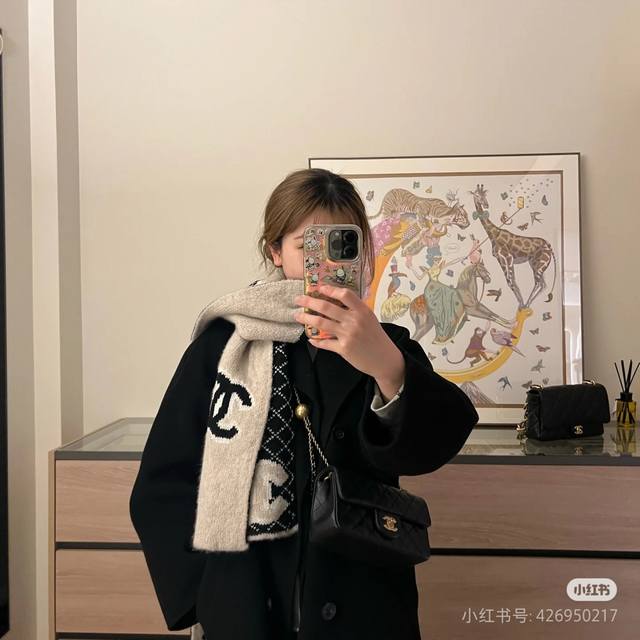 Chanel's new double-C diamond-patterned double-sided long scarf is so beautiful