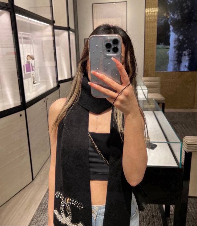 Chanel on earth, a truly beautiful woman! Gorgeous! Awesome! This Chanel high-en