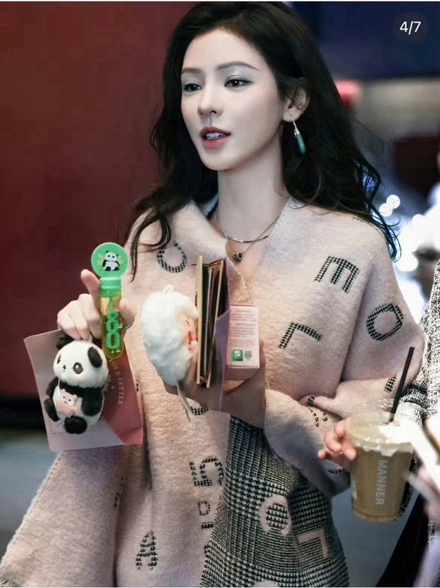 Chanel's new model for 24 years, the 24Cocochanel series, the same scarf as Zhan