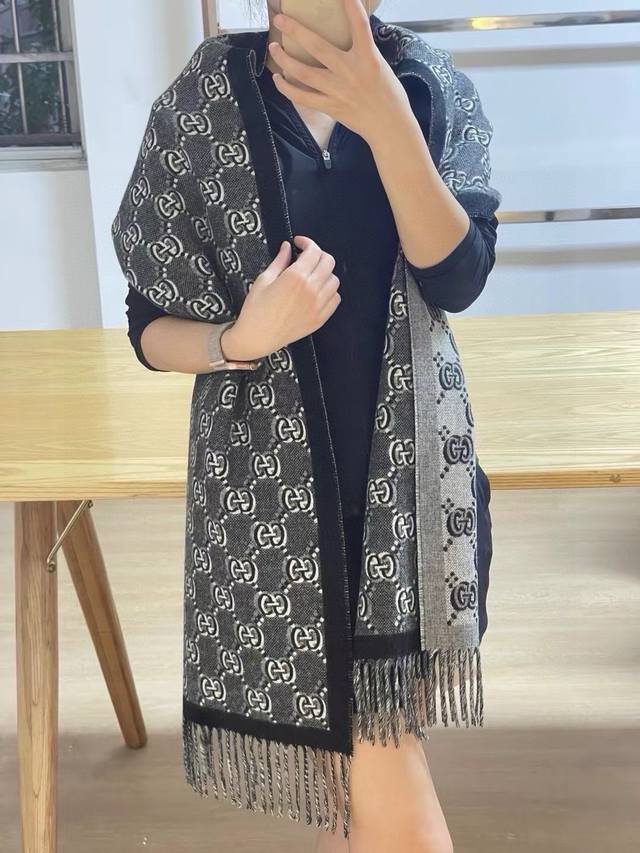 A solid "high-ranking" item! Double G overlays are a stylish winter staple! Gucc