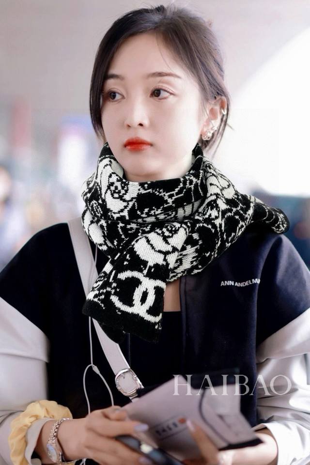 Camellia Scarf Black and White Size: 185X32cm Material: 53% Cashmere 47% Wool C