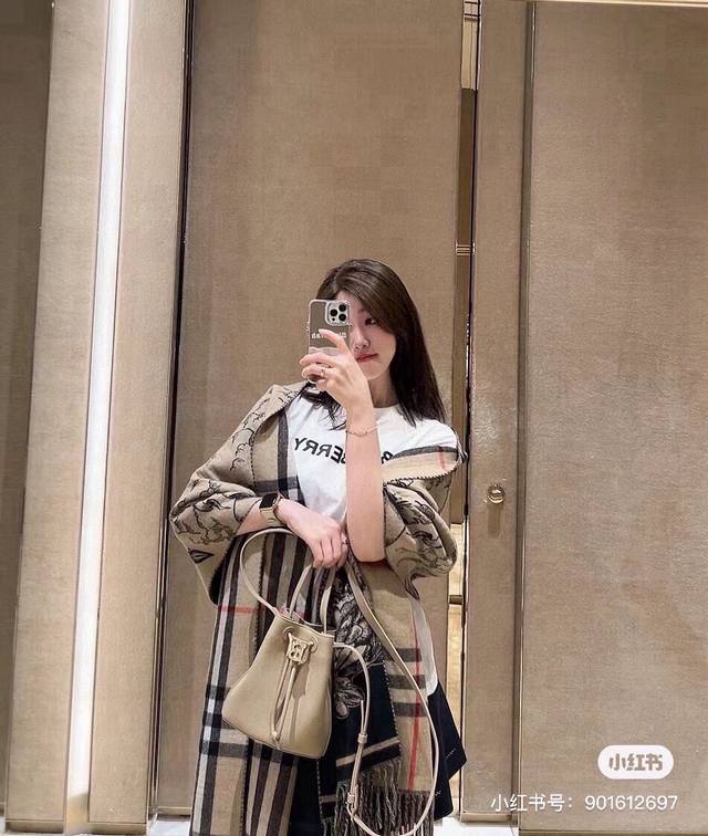 A masterpiece of craftsmanship, a double-sided jacquard cashmere scarf with clas