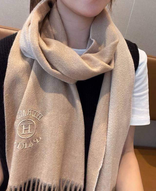 Hermes is pushing a hot-selling classic double-sided Hermes. Highly recommended