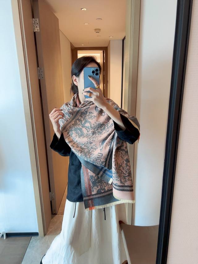 Dior's hot item! The latest double-faced cashmere design from the Dior departmen