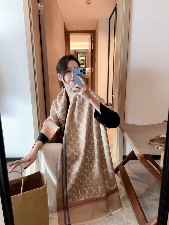 This bag features a Gg jacquard pattern in a designer size and color. This doub