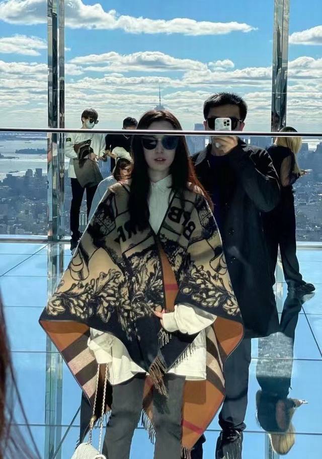 Special high-end Burberry's latest knight warhorse double-sided jacquard cape,