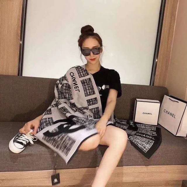 Chanel European version specializes in popular scarves, letter color matching s