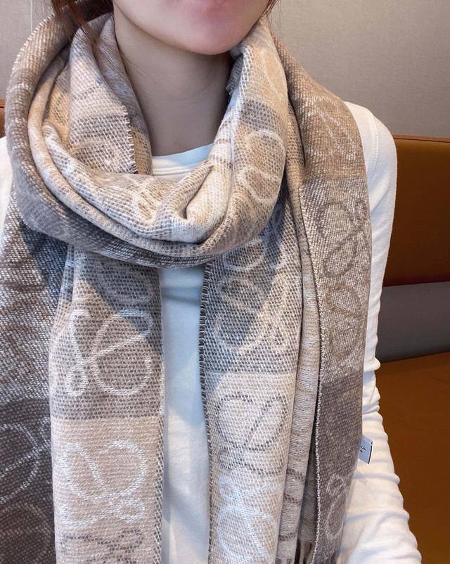 Loewe high-quality classic beige and camel two-tone checkerboard long scarf. I w