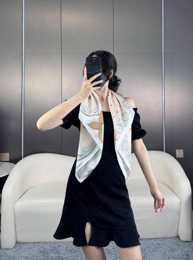 is a hit item from the Lv brand. It is super soft and silky~ The touch is reall