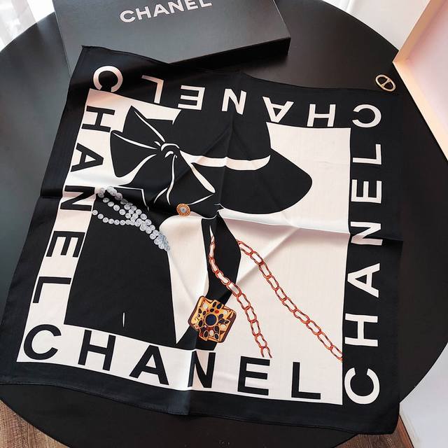 Chanel 100% mulberry silk crepe satin. A versatile small square scarf, age-redu