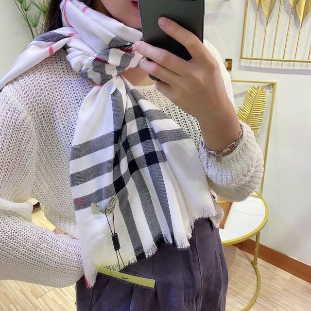 Super awesome Burberry cashmere rectangular shawl, scarf with iconic warhorse r