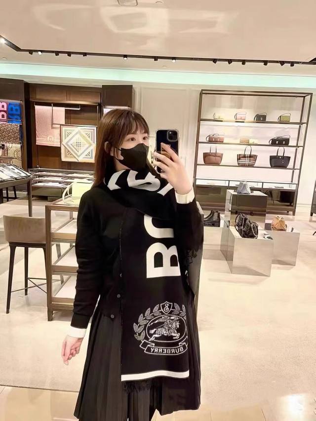 A captivating Burberry double-faced cashmere scarf at Sydney Airport. New large