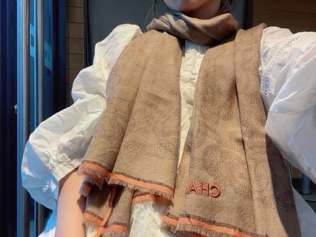 This is a well-deserved new hit, a Chanel piece. The four-sided metal frame crea