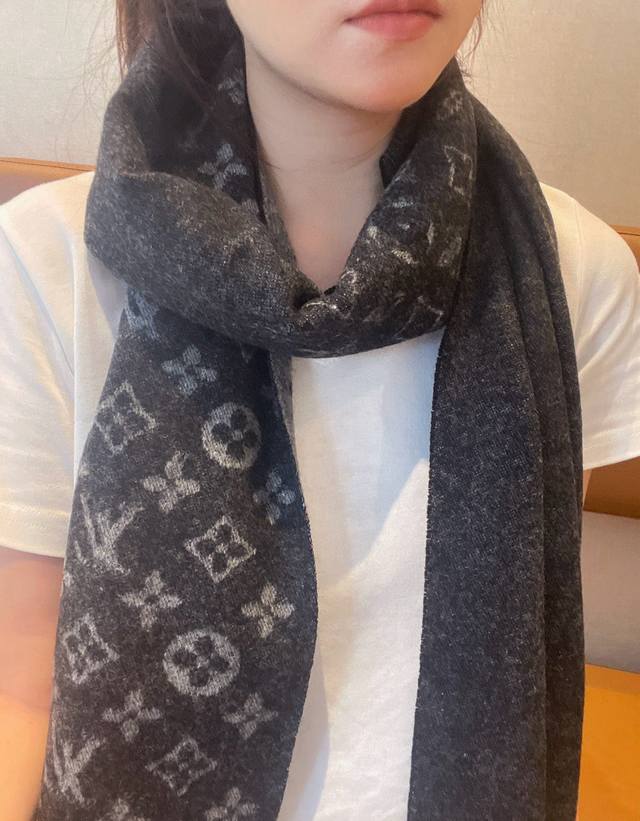 Louis Vuitton Double-sided gradient pattern Gradient jacquard Classic design Per