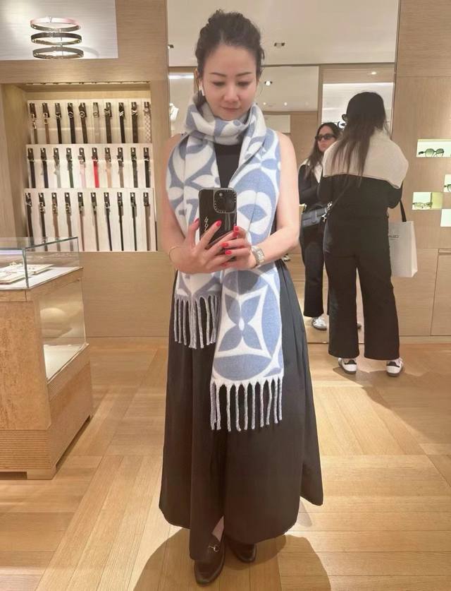 This high-end autumn/winter edition of the Medallion scarf from Dalu features o