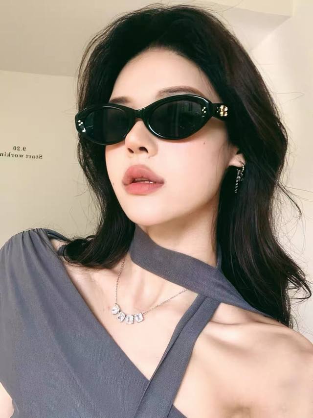 New retro cat-eye sunglasses for women with high-end round face, small avant-ga