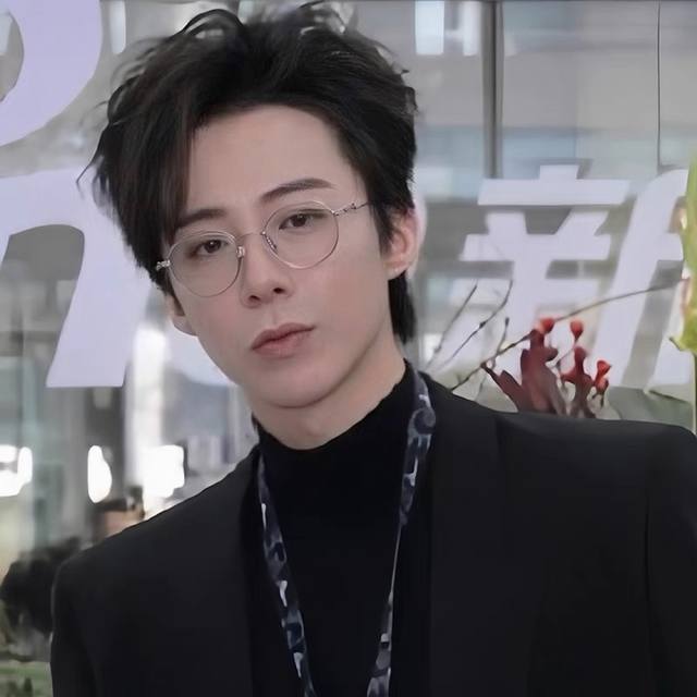 Louis Vuitto*Jackson Wang's retro small oval star-shaped female eyeglass frame K