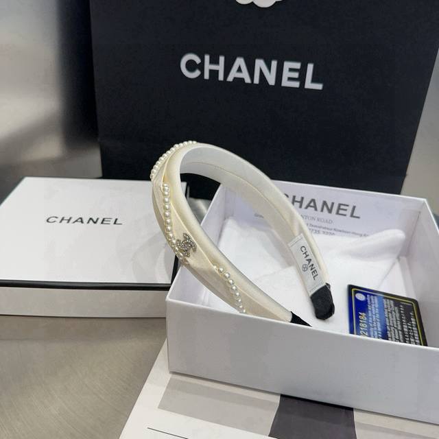 comes with a box Chanel's latest pearl headband, fashionable and stylish, full