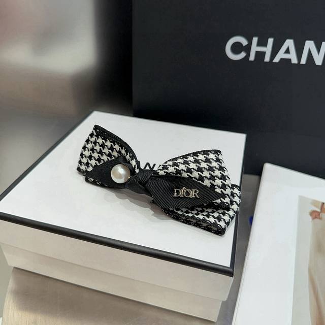 with packaging boxDior's new CD houndstooth spring clip, simple, practical and