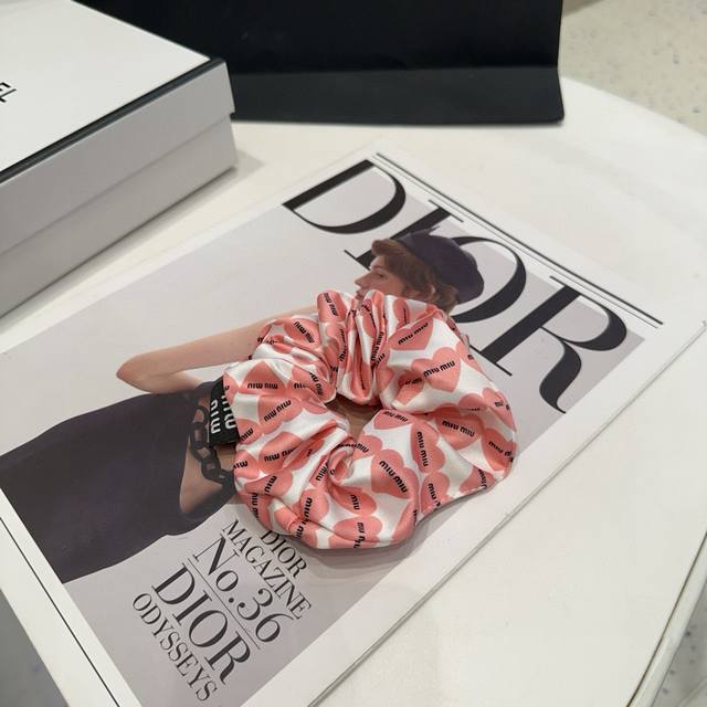 comes with a box Miumiu's new peach heart hairband is simple and elegant, pract