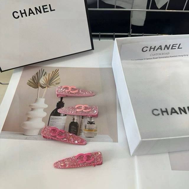 comes with a pair of packaging boxes Chanel's latest popular style, heavy handm