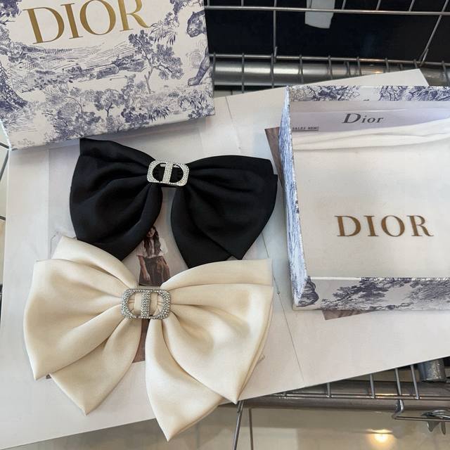 Comes with box Dior's new spring hairpin, super beautiful, full of celebrity st
