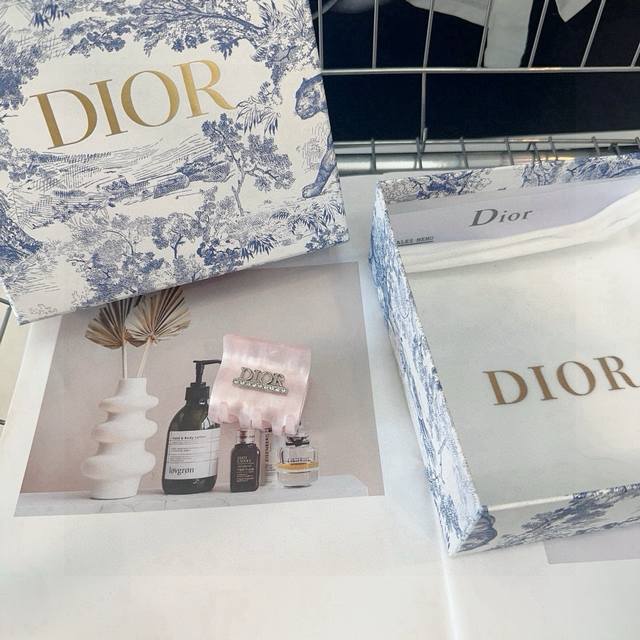 Comes with packaging Dior's new grab clip, a fresh summer collection, fashionab