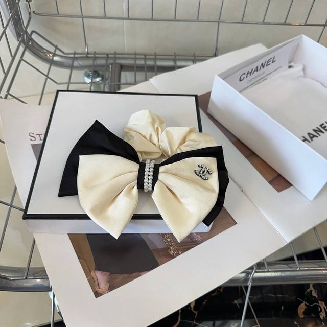 with packaging box Chanel Chanel's latest small bow hairband, black and white c