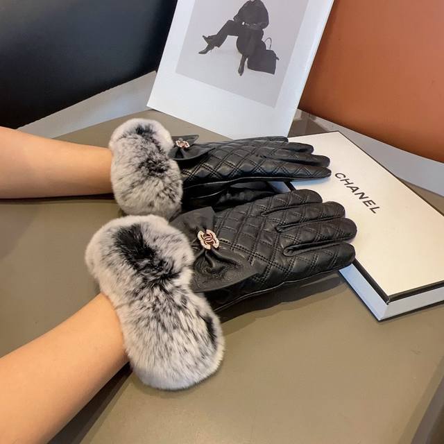 Chanel autumn and winter lazy rabbit fur gloves are worth comparing the same sty