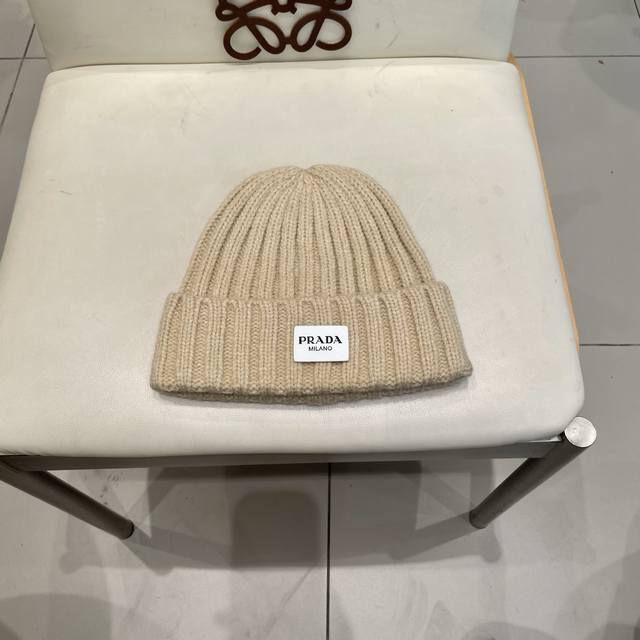 Prada autumn and winter wool hatThe texture is really starting from scratch! I h