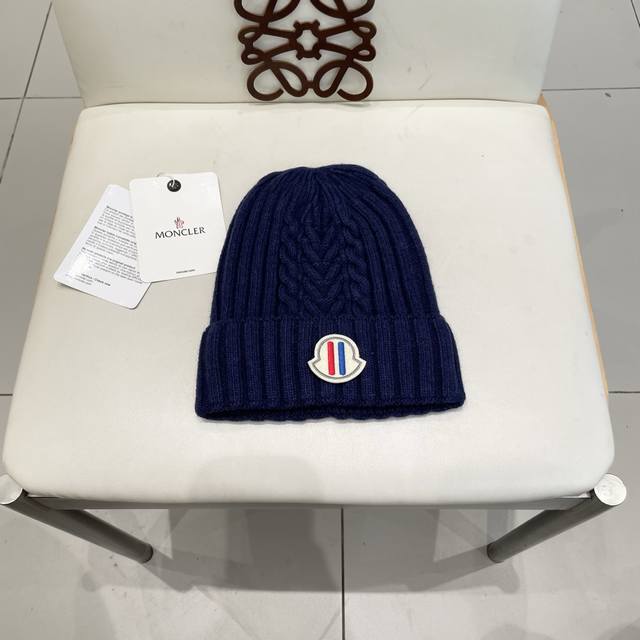 High-end version of the classic knitted hat from Moncler's official website, a