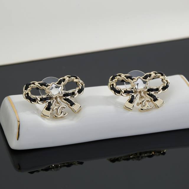 Chanel Chanel classic double C bow earrings are very beautiful and can be matche