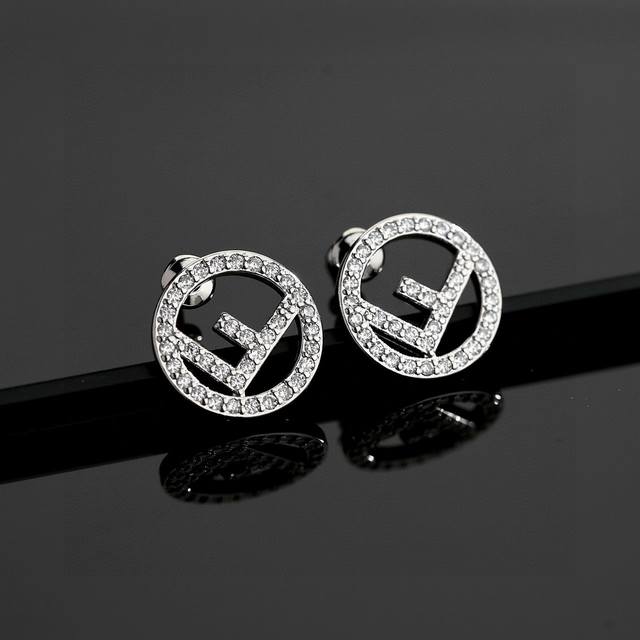 Fendi Fendi classic letter work Fendi earrings are selected from the original an