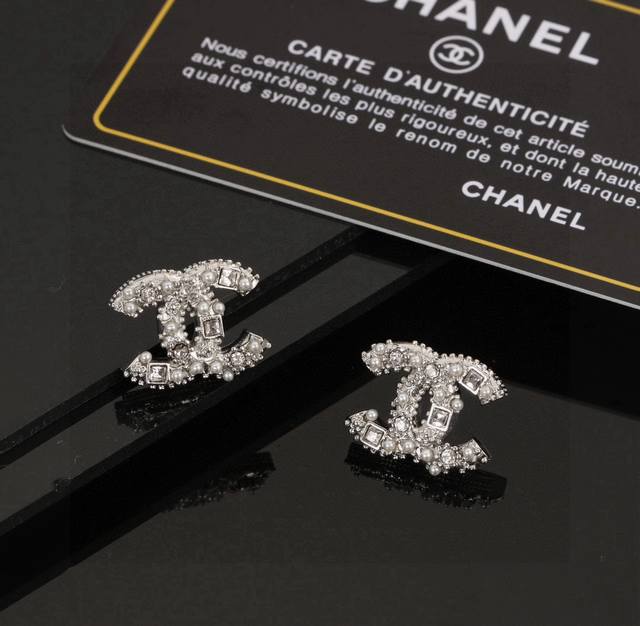Chanel's new double C earrings are on sale! A classic hit! The original is made