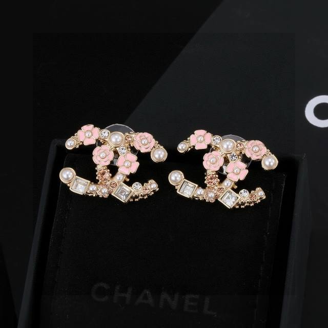 Ch Nel Chanel's classic double C floral pink design is unique and eye-catching,