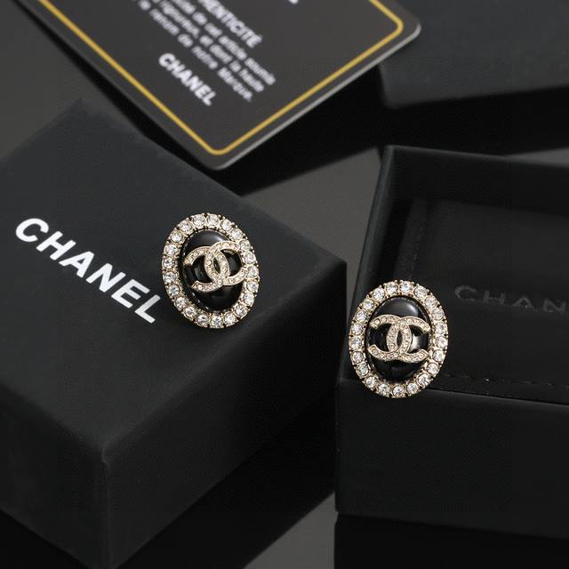Chanel Black Pearl Round Earrings are a hot item, the most classic style, no dou