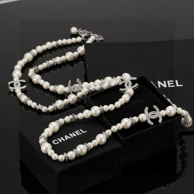 The latest Chanel double C pearl necklace sweater chain is very beautiful, exqui
