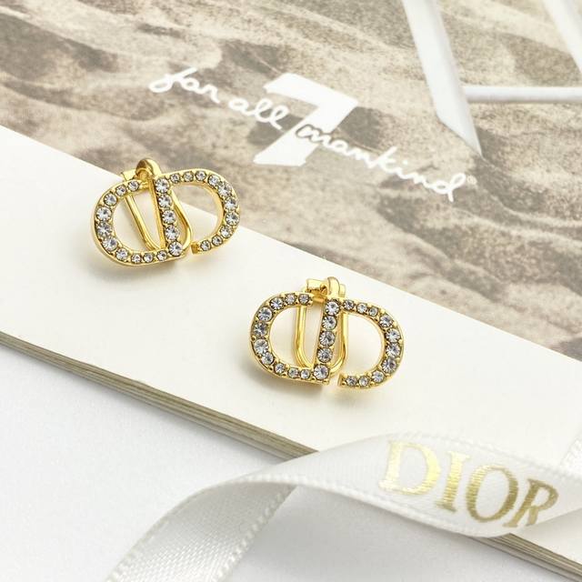 Dior earrings hot-selling models are now on sale. Dior classic rhinestone CD ear