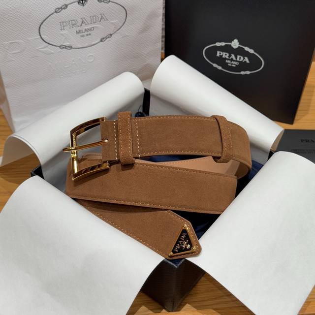 Men's Suede Belt This suede leather belt is simple yet sophisticated, with a st