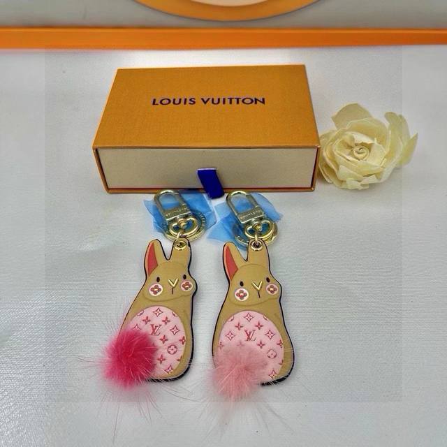 comes with the original packaging and pictures. Louis Vuitton official website