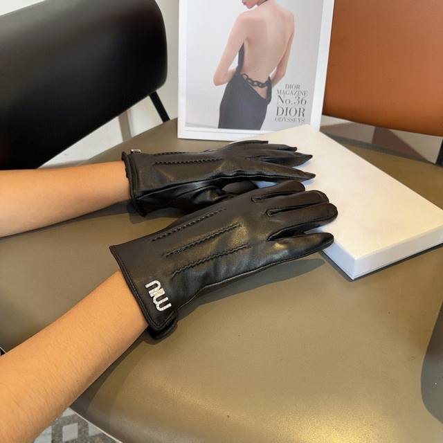 Miumiu sheepskin gloves, fashionable gloves, warm lining for autumn and winter,