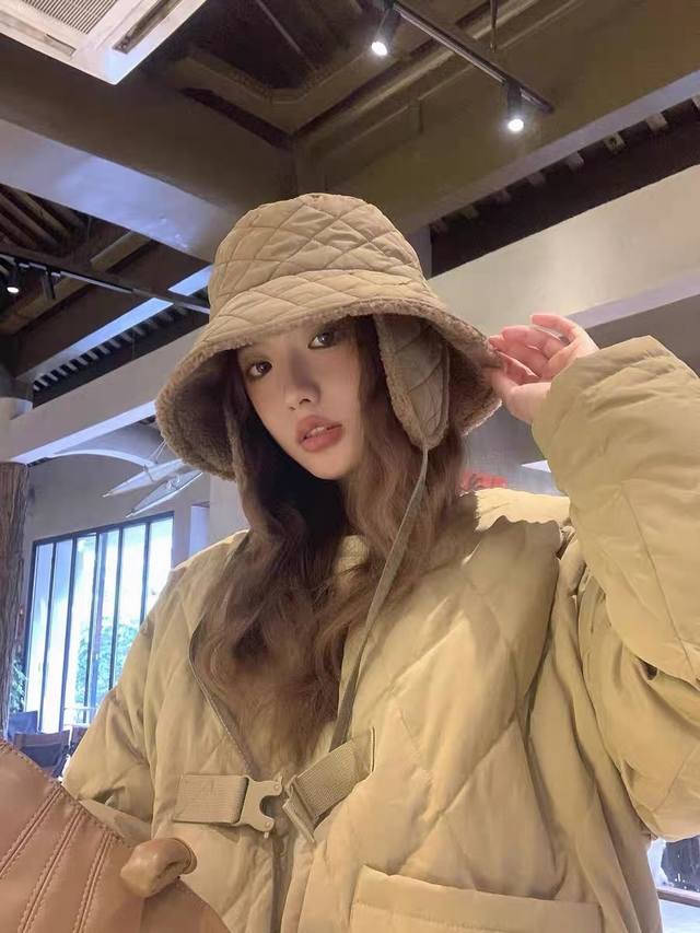 Chanel Chanel Lei Feng hat autumn and winter atmosphere full of Coc skiing super