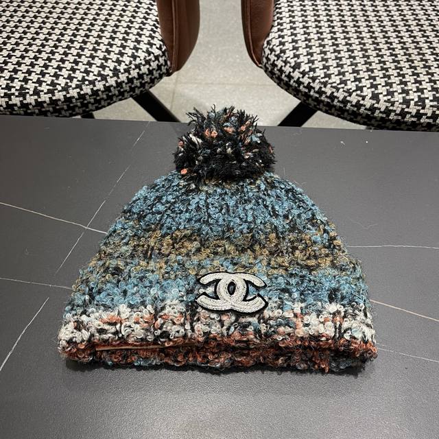 Chanel autumn and winter beanie recommended by internet celebrity fashion blogge